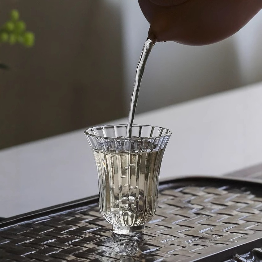 High borosilicate transparent high-temperature resistant glass small cups, owner's glass tea tasting cups, striped petal glass tea tasting cups details Picture