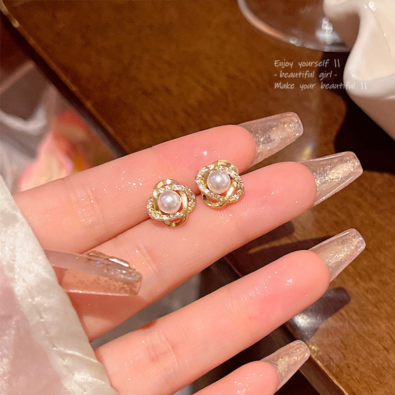 Korean bestsellers, simple and elegant pearl stud earrings, women's light luxury, niche, super sparkling diamond-encrusted geometric earrings and earrings wholesale full figure