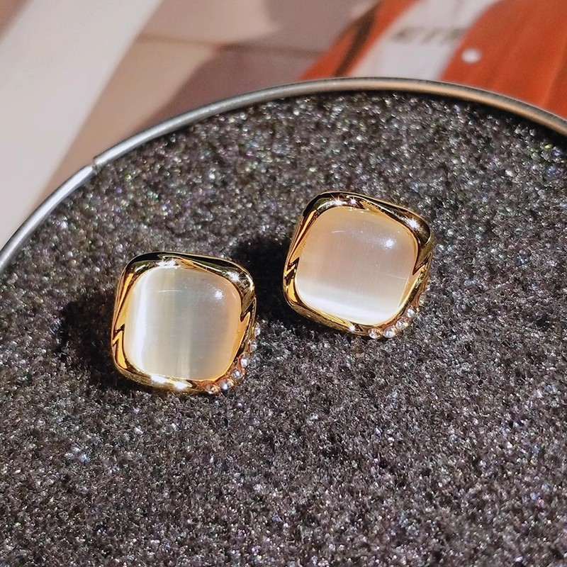 Light luxury and simple geometric square cat's eye stone stud earrings, fashionable and versatile for women, elegant diamond-encrusted earrings and elegant earrings wholesale full figure