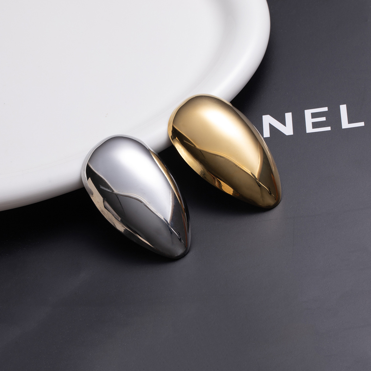 Cross-border irregular oval exaggerated sunflower seed brooch, niche light luxury high-end brooch, fashionable, simple and retro brooch details Picture