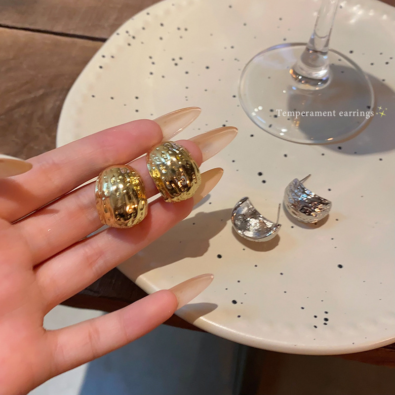 925 Silver needle exaggerated pleated metal C-shaped earrings, versatile and high-end stud earrings, a stylish and popular accessory for socialite full figure