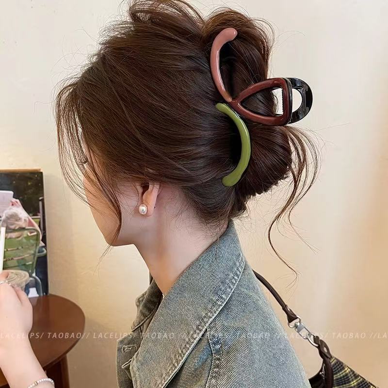 Irregular color-blocking large scratch-clip women's 2025 new style high-end back head hairpin, elegant shark clip hair accessory Application Scenario