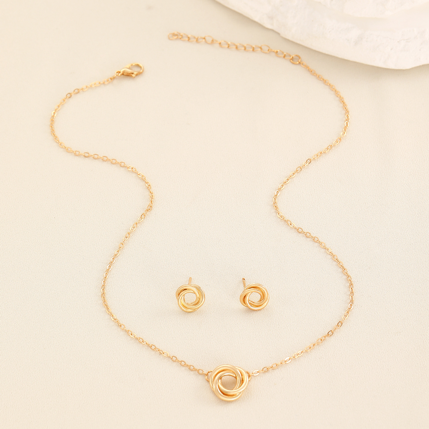 European and American cross-border jewelry, simple and fashionable circle twist stud necklace set, women's circle pendant, collarbone chain jewelry Specification drawing