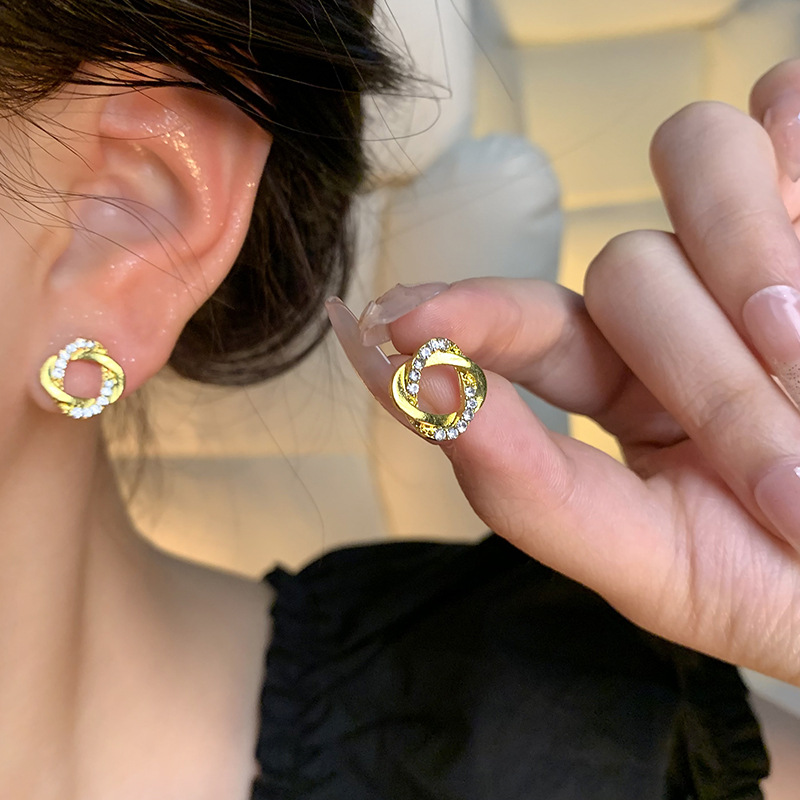Light luxury, niche, high-end style, threaded stud earrings for women, simple and versatile, elegant, geometric diamond-encrusted earrings, best-selling earrings and accessories details Picture