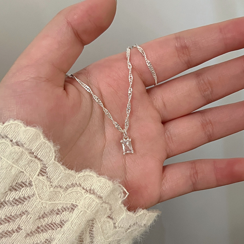 Ice-transparent small sugar cube necklace, super flash zircon pleated twist chain, high-quality and exquisite women's collarbone chain neck chain Specification drawing