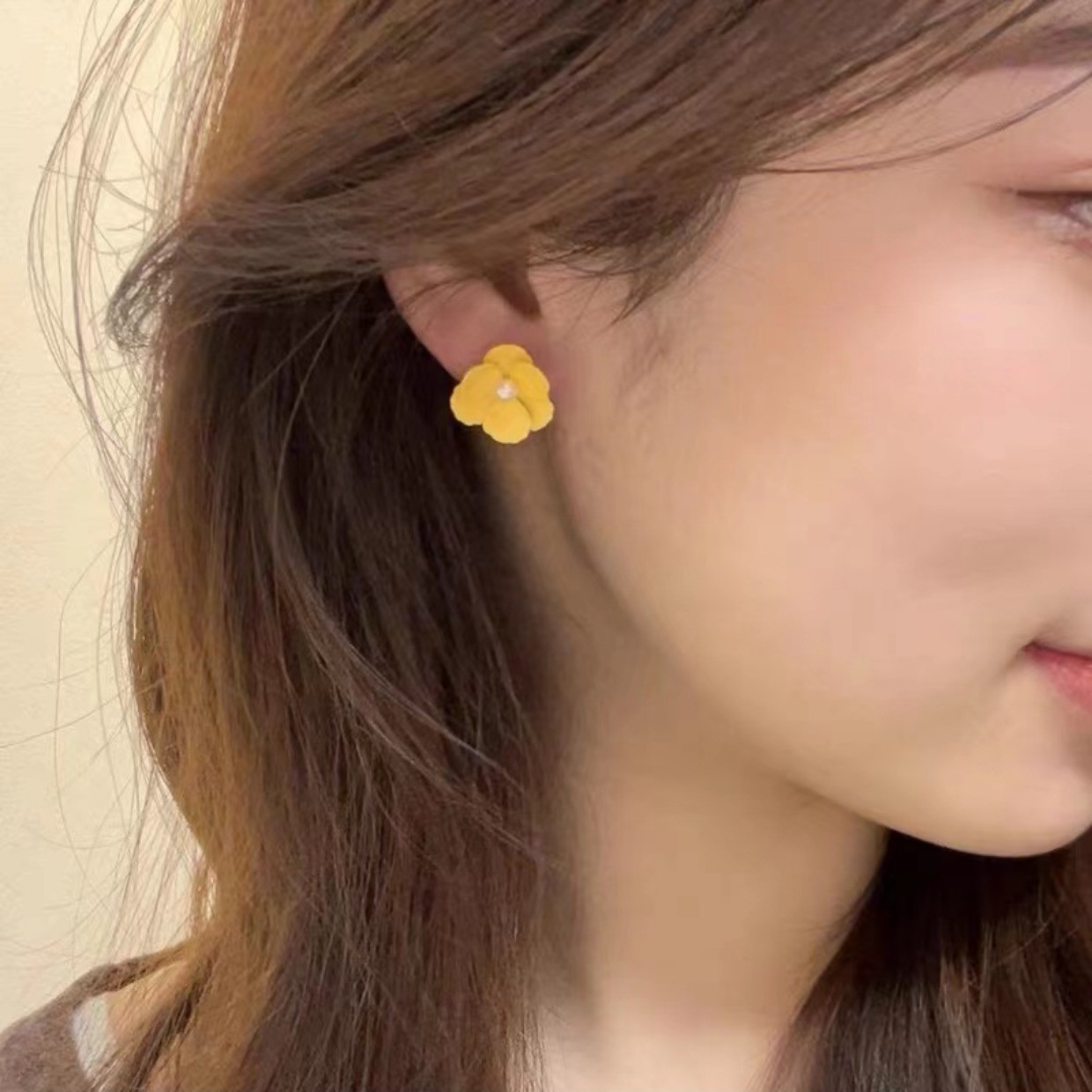 Korean version yellow flower stud earrings for women, 2025 summer new pearl earrings, gentle forest-style girl earrings wholesale Application Scenario