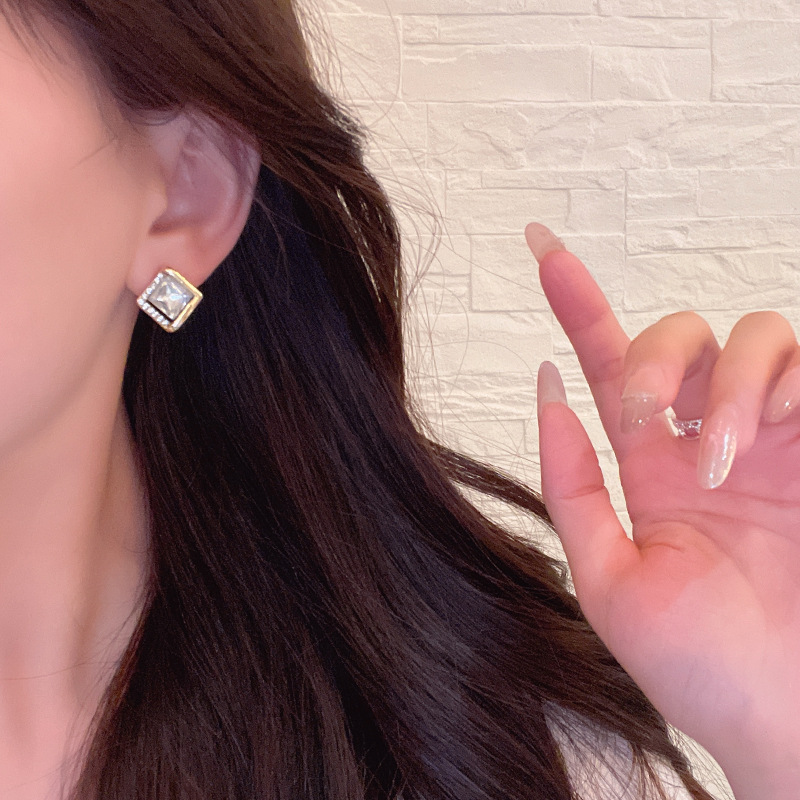 Light luxury and versatile, micro-inlaid zircon geometric stud earrings, niche design, high-end and fashionable earrings, wholesale of elegant earrings Specification drawing