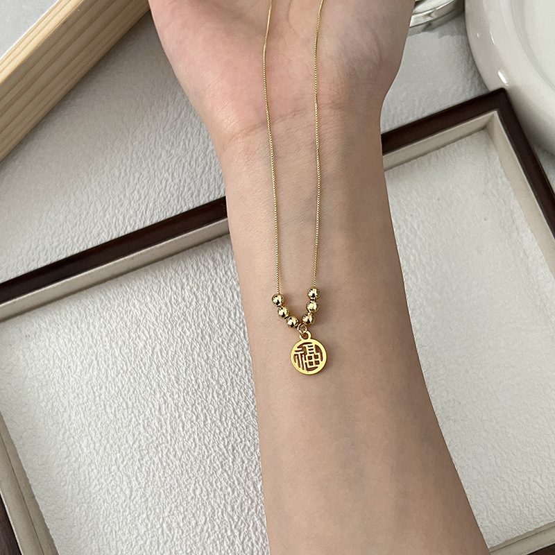The 2024 new bestseller necklace features a niche design sense, a high-end collarbone chain, a French retro pearl necklace, and a light luxury style for women Application Scenario