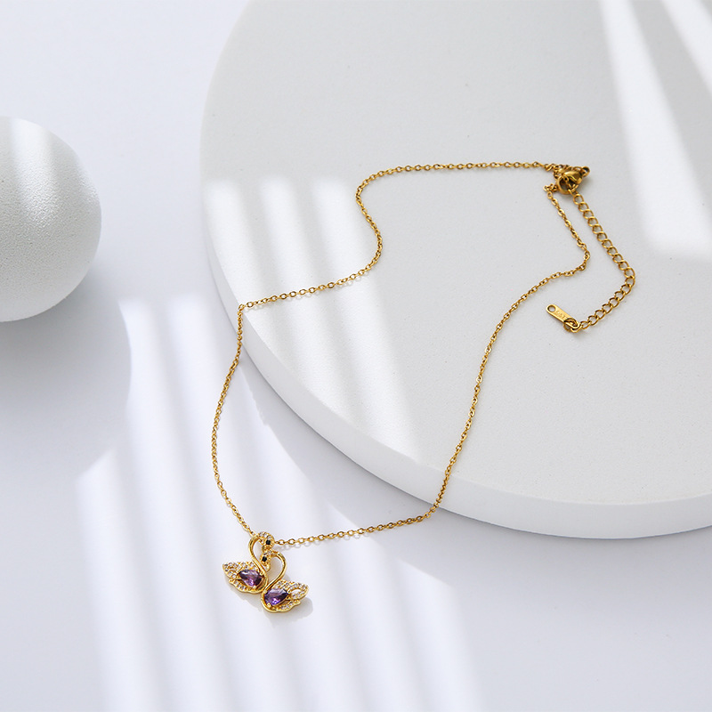 A genuine gold electroplated double swan titanium steel necklace for women, a niche, light luxury brand with full diamonds. It is a fashionable and versatile accessory with exquisite craftsmanship Application Scenario