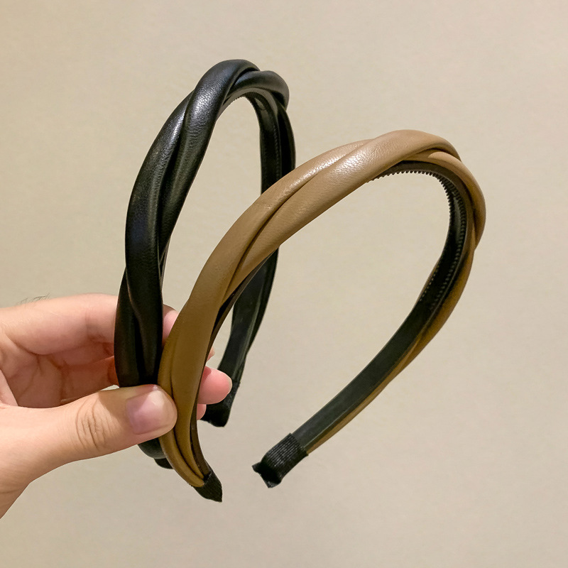 The simple and high-end pu hair clip and headband exude an elegant Korean style for women. The anti-slip headband is a popular 2023 new hair accessory Specification drawing