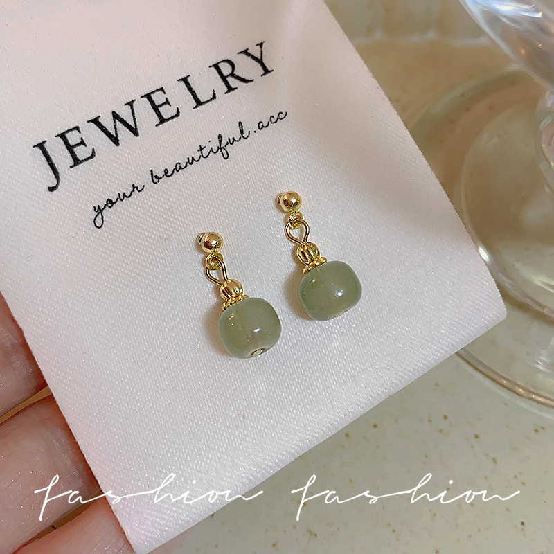 Retro jade earrings for women, with a light luxury and high-end feel, unique temperament. 925 silver needle, versatile and simple stud accessories Specification drawing