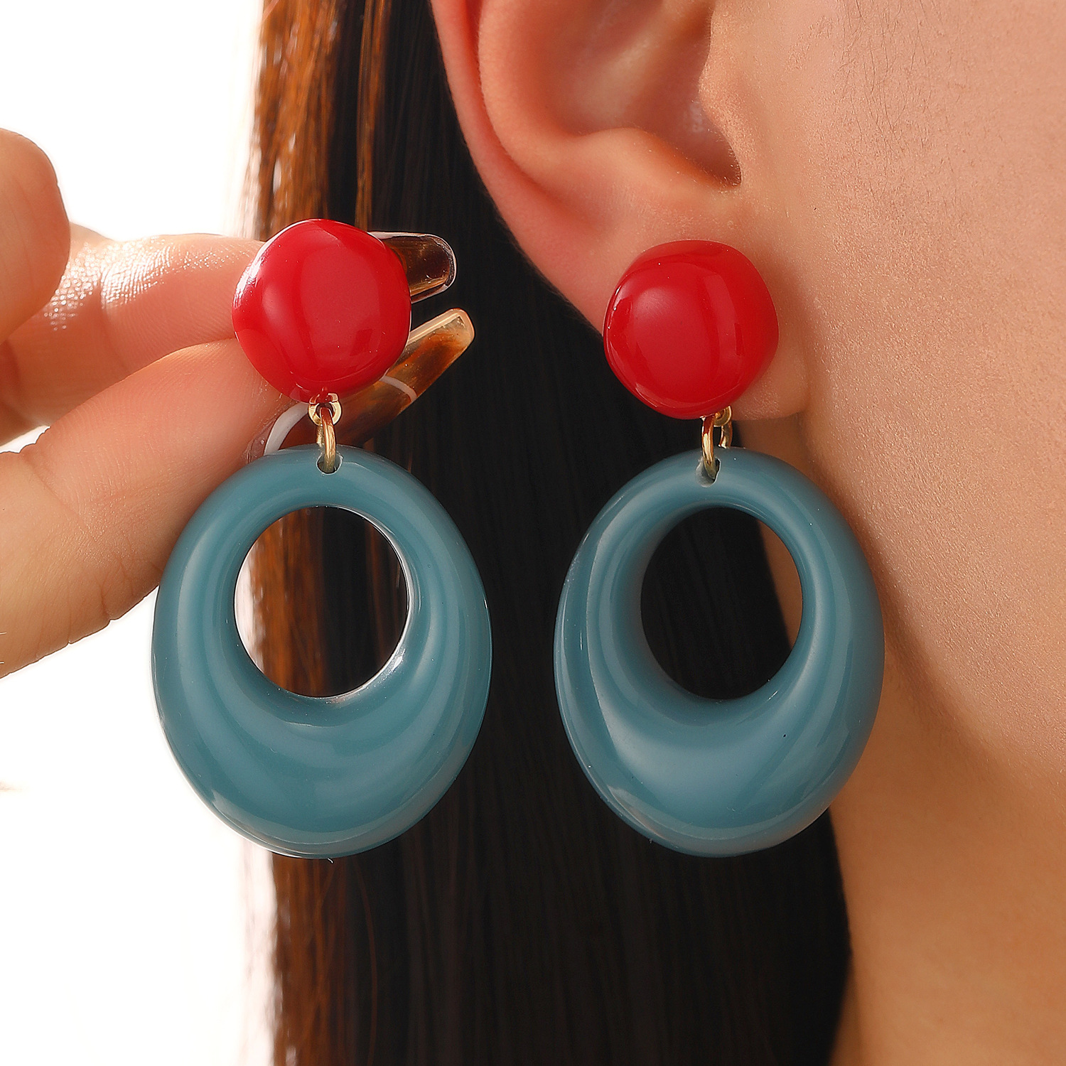 Retro color-blocking circle resin earrings, Hong Kong style, fashionable and niche atmosphere, spring and summer dopamine high-end stud earrings for women full figure