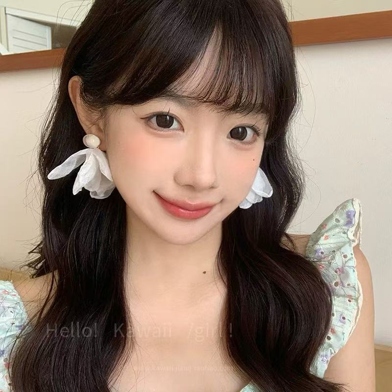 Blue chiffon stud earrings with a super fairy-like atmosphere by the seaside, a niche design, high-end earrings, gentle and elegant, vacation style earrings Application Scenario