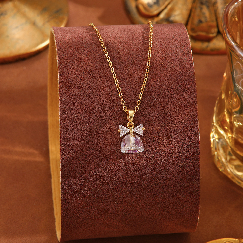 Korean light luxury fluorescent series titanium steel necklace, a niche design for women, elegant collarbone chain, a non-fading accessory for women Application Scenario