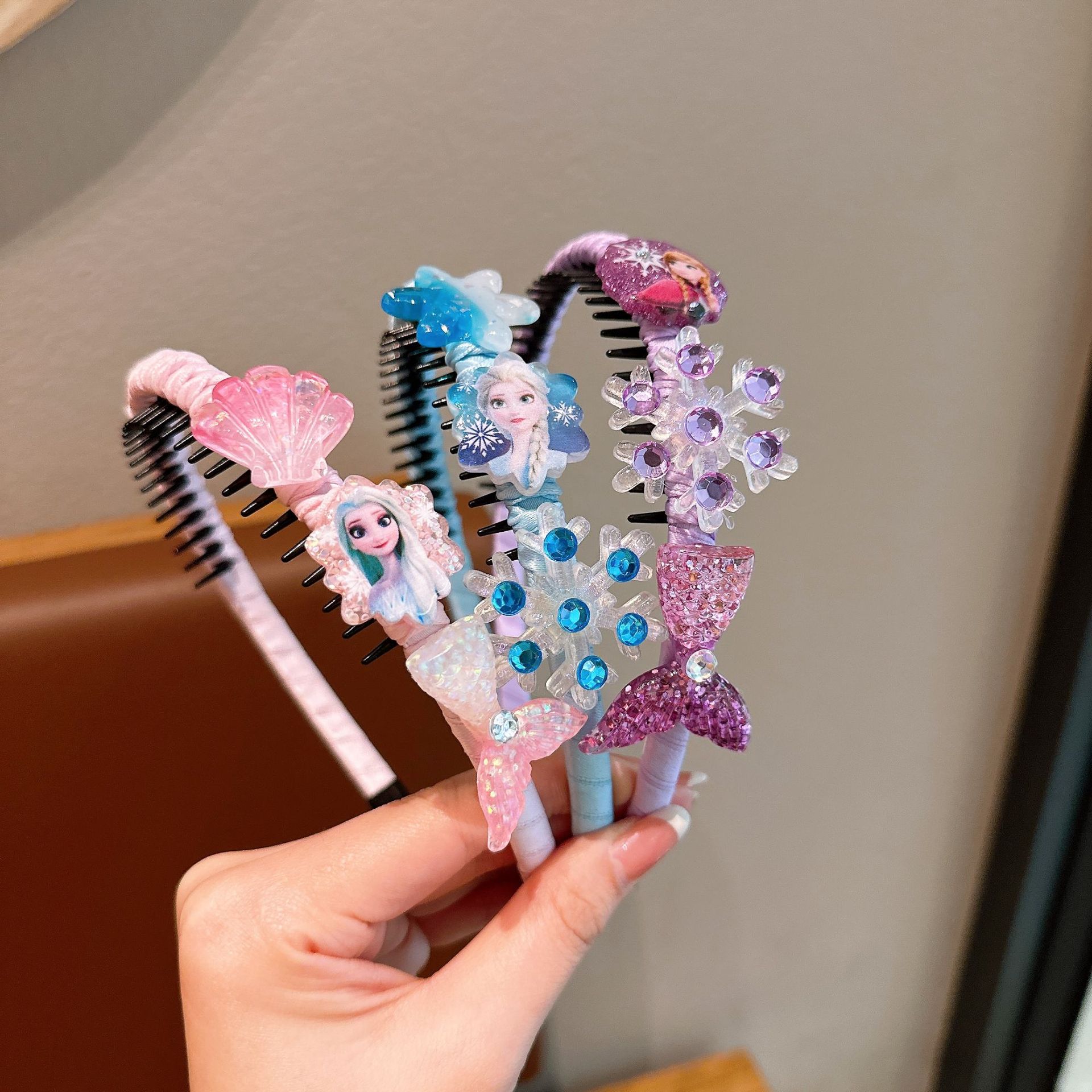 Frozen Children's hairband, Elsa Princess hair trim, a perfect tool for tiling broken hair, and a cute anti-slip hairband Application Scenario