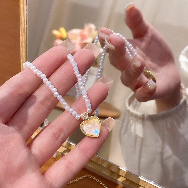 Summer super ethereal, gradient heart-shaped pendant necklace, women's ins style, high-end design sense collarbone chain accessory wholesale Specification drawing