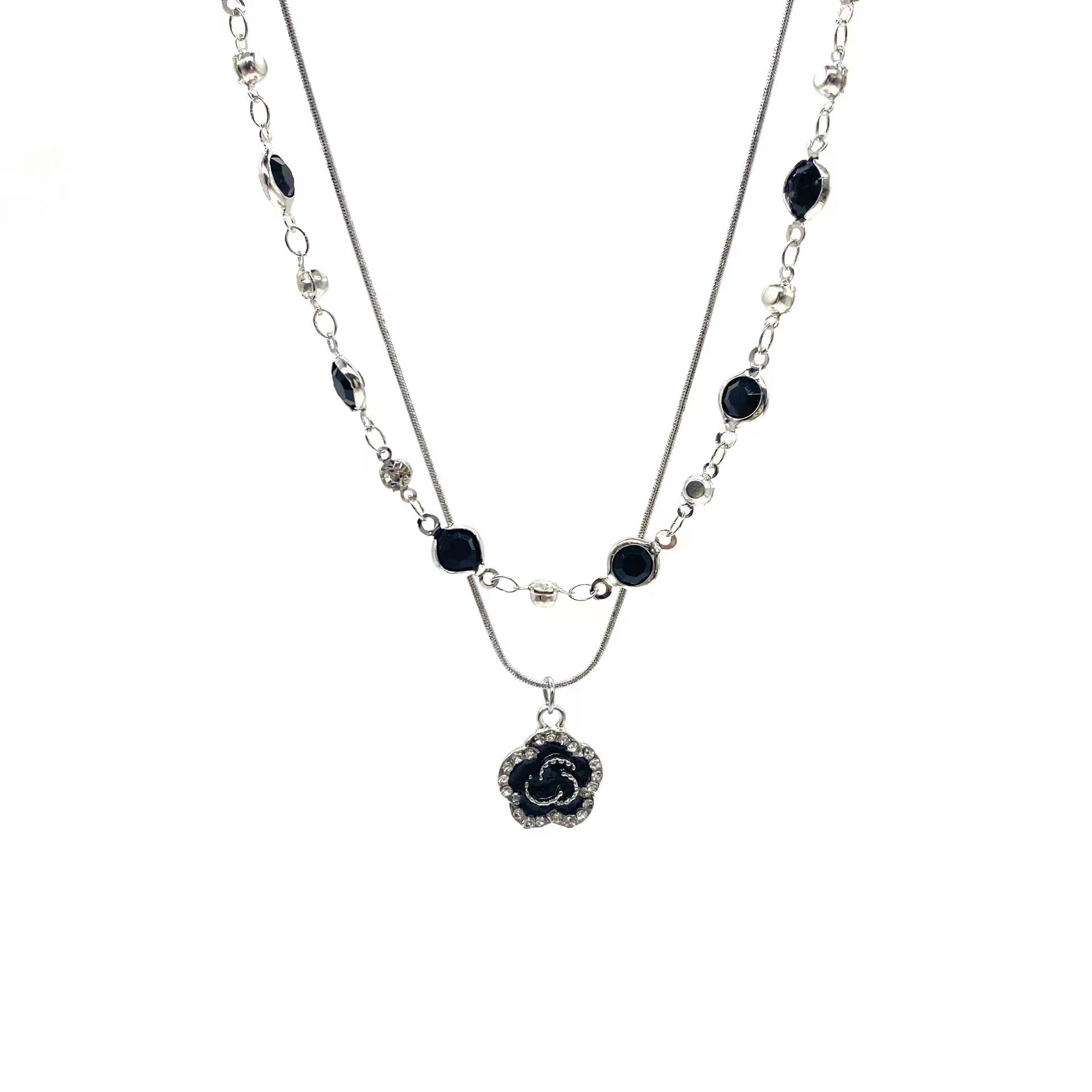A double-layered black camellia pendant necklace with a feminine Chanel style, a niche design and a high-end feel. It's a hoodie chain and a collarbone chain Item Picture