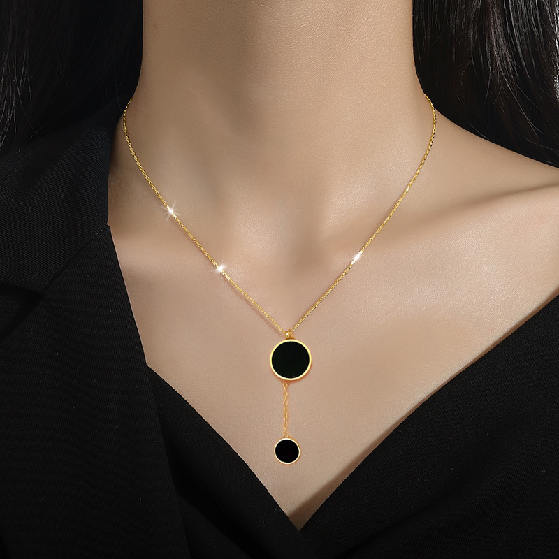【 All-titanium Steel 】 Mother-of-pearl double ring women's niche design simple pendant Short collarbone chain Korean style cold neck details Picture