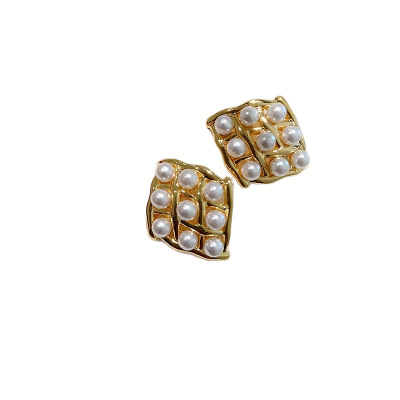 Irregular pearl stud earrings for women, a light luxury, niche and high-end look. New summer 2025 style, a trendy and stylish earpiece Item Picture
