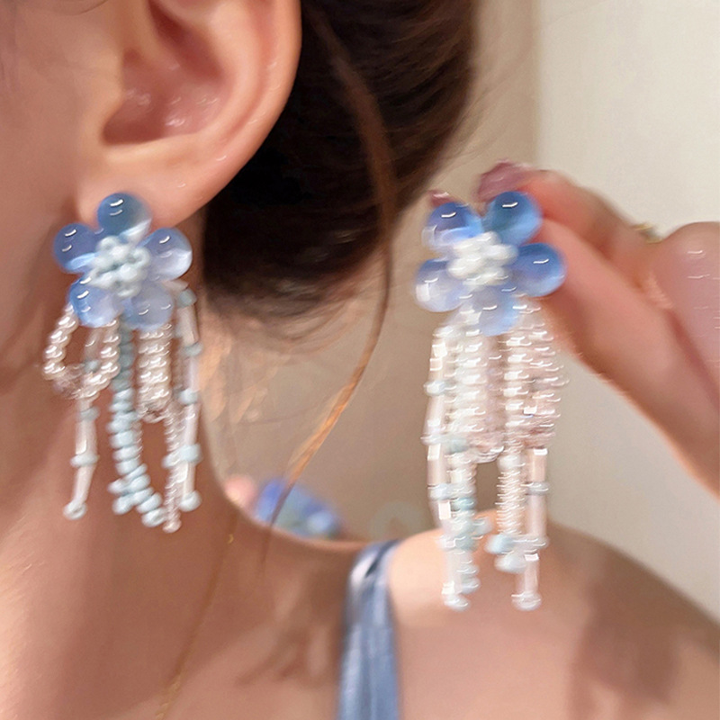 The small flower-patterned, tassel and beaded earrings are a rare and elegant earring for women, suitable for people with round and square faces full figure