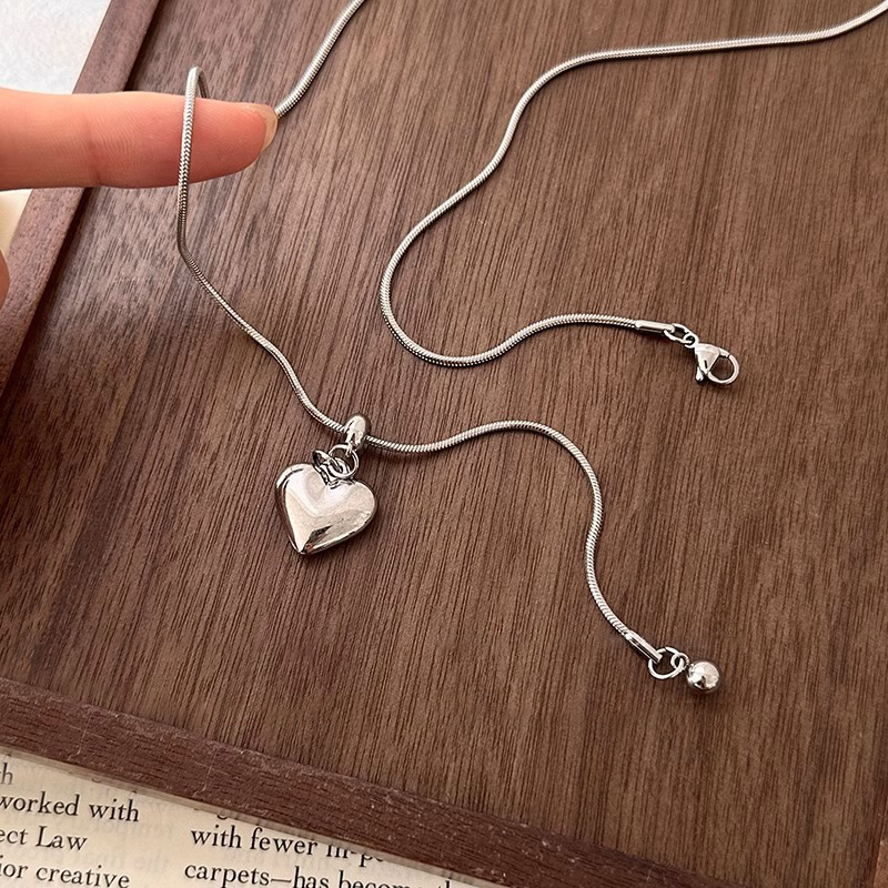 Minimalist silver heart-shaped pendant necklace for women's spring and summer, a light luxury titanium steel pull-out long hoodie chain accessory Item Picture