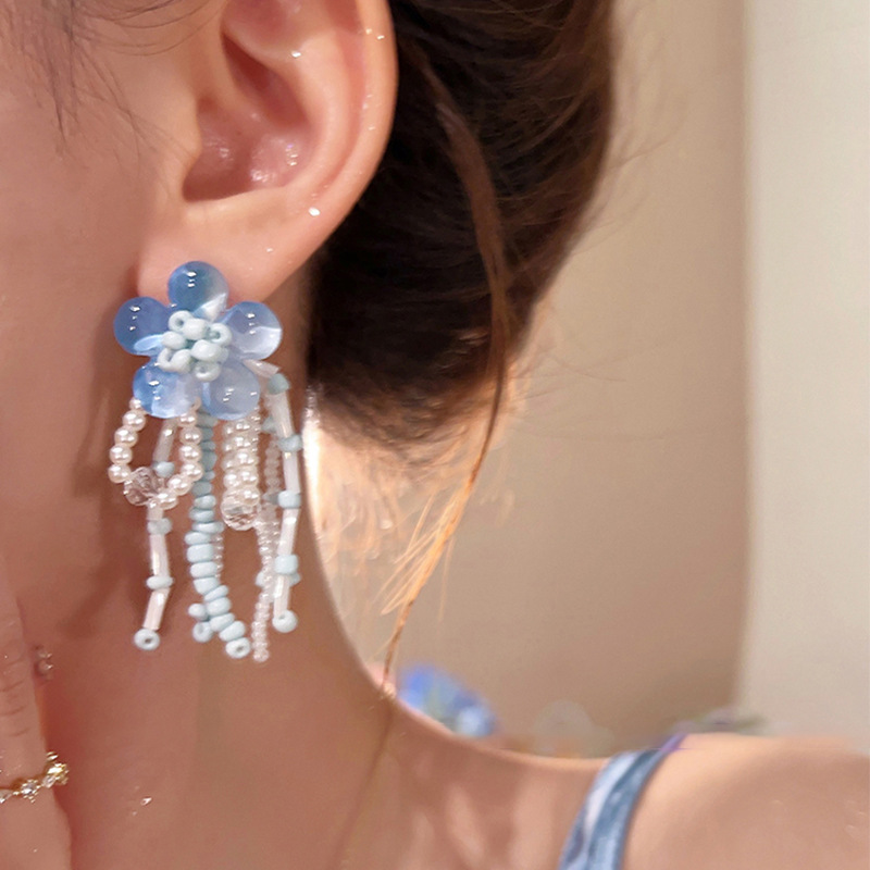 The small flower-patterned, tassel and beaded earrings are a rare and elegant earring for women, suitable for people with round and square faces Application Scenario