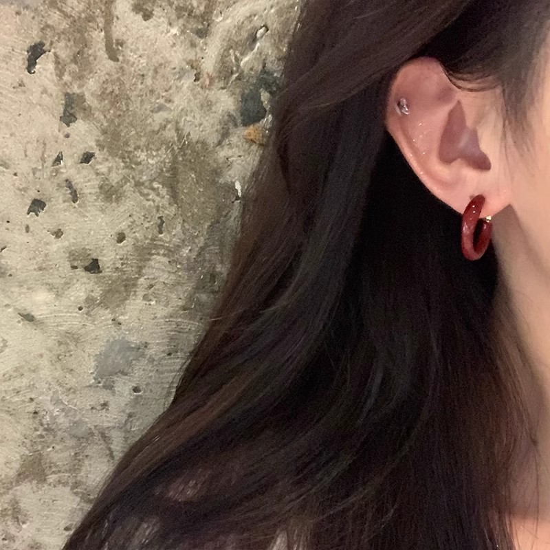 Red tea style Ankela red small ear ring, a niche design, autumn and winter retro earrings, circle high-end exquisite earrings and stud earrings Application Scenario
