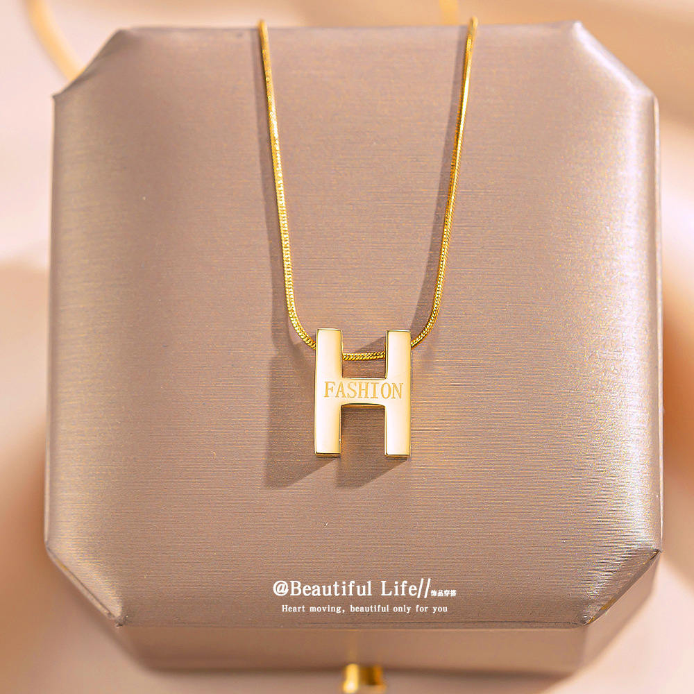 New fashion letter H snake bone chain titanium steel necklace for women, simple 18k gold-plated light luxury collarbone chain without fading full figure