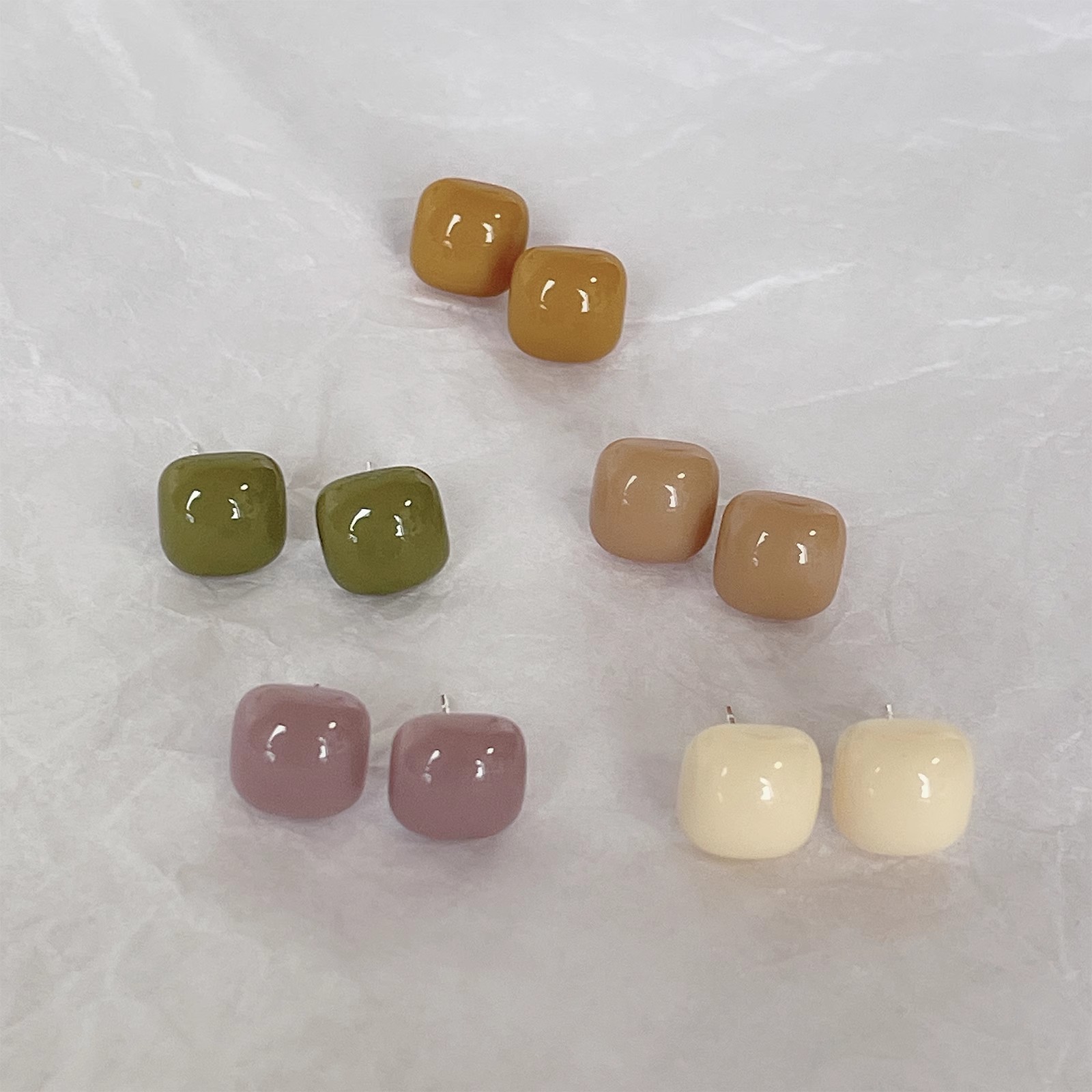 Xiaofangtang simple stud earrings, a niche design, retro ins earrings, a new 2025 style of small, versatile and elegant earrings Application Scenario