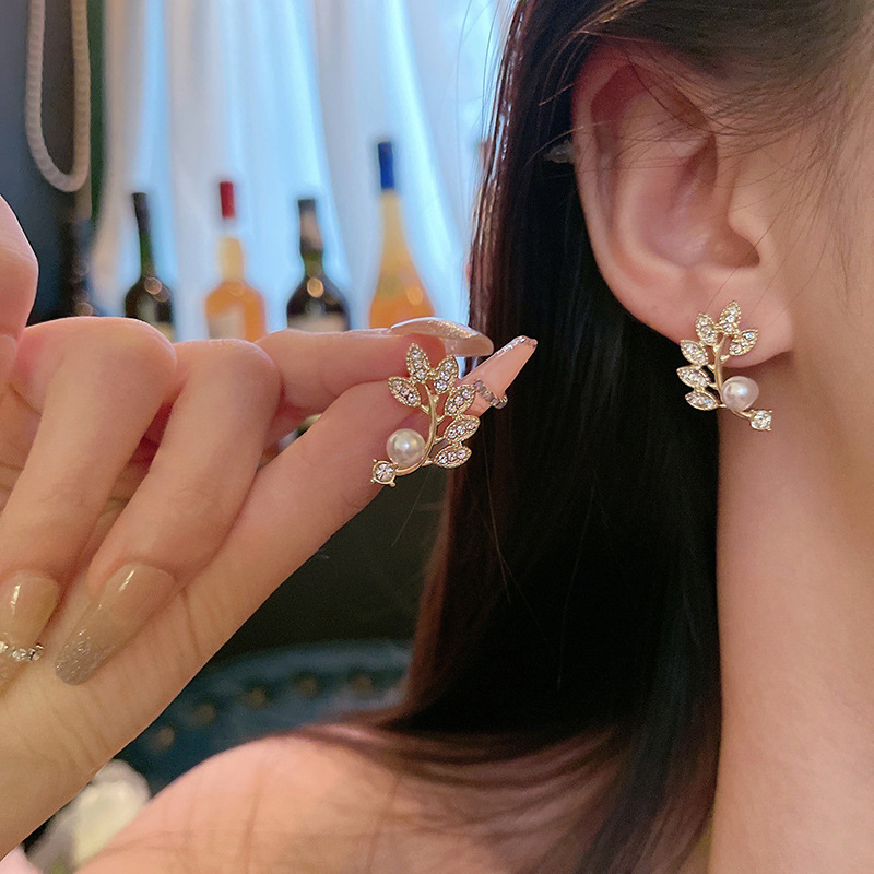 S925 Silver Needle Leaf Pearl Earrings for Women, light luxury, fashionable, niche and high-end feel, zircon stud earrings, simple and retro earrings Specification drawing