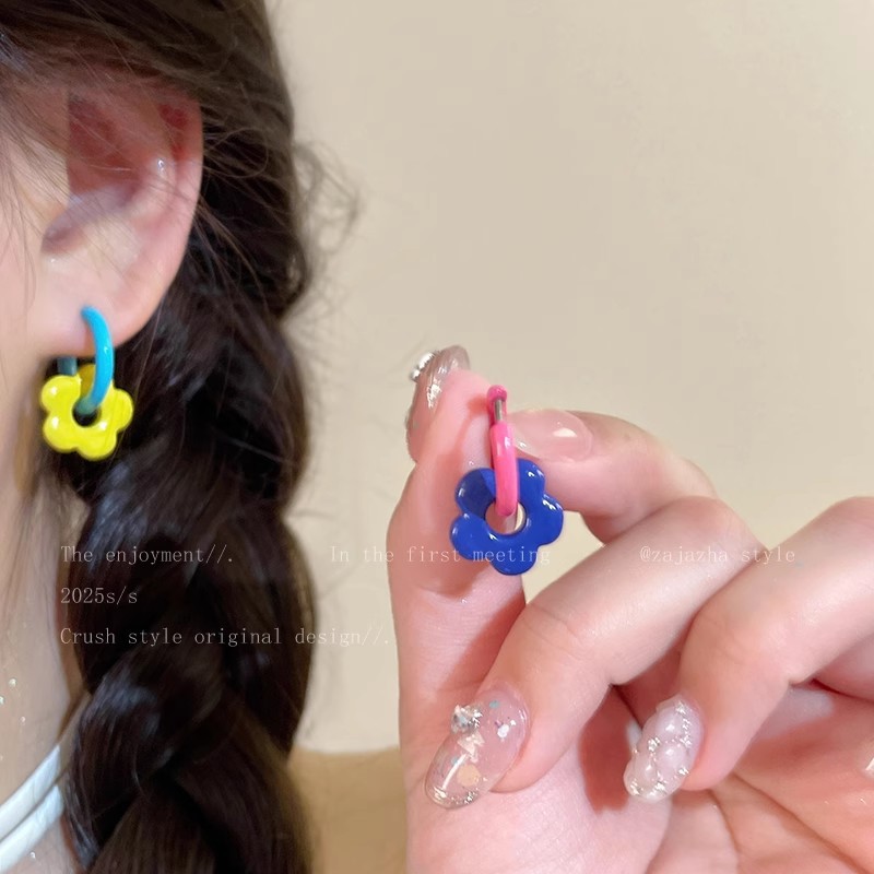 Dopamine-colored flower earrings for women, sweet and cute in summer. The earring is a niche and high-end accessory that can be worn multiple times full figure