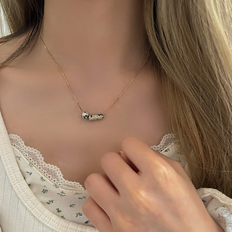 Irregular-colored natural stone necklace, a versatile and niche accessory for women in summer, a high-end necklace for best friends, and a stylish collarbone chain full figure