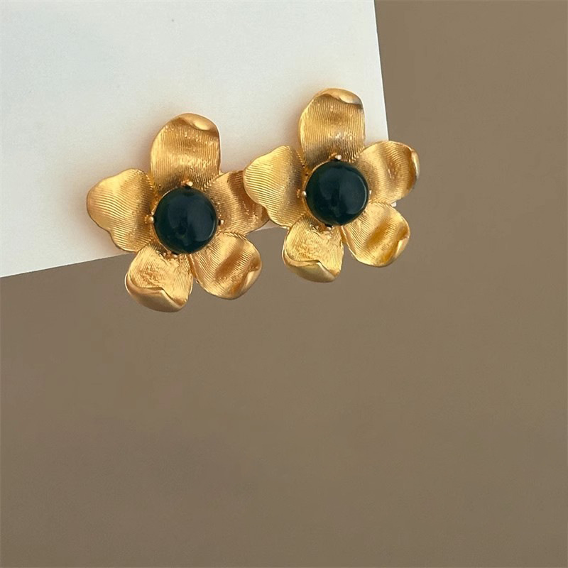 Cold and elegant metal flower earrings, super ethereal French fashion stud earrings, light luxury Hong Kong-style earrings, vintage accessories for women details Picture