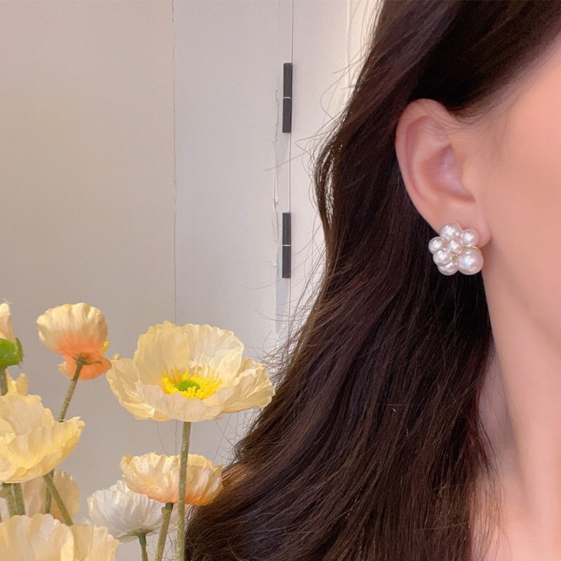 French retro pearl stud earrings, elegant court style earrings, light luxury and high-end feel, niche design sense, versatile earrings for women Application Scenario