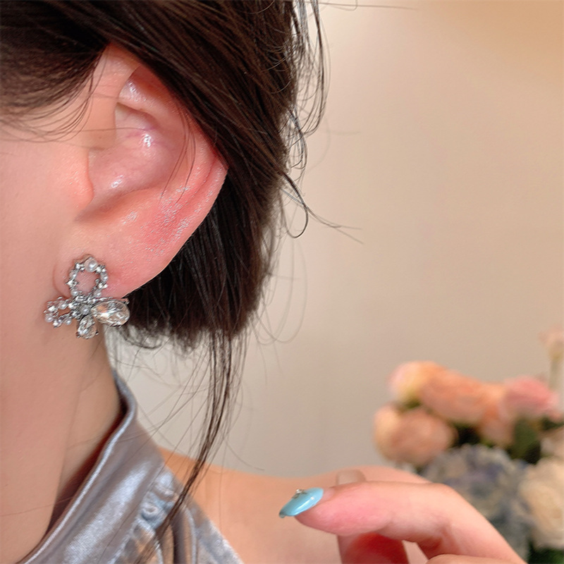 Sweet and light luxury butterfly zircon earrings, women's fashion, exquisite hollowed-out stud earrings, simple and super ethereal, trendy trendy earrings Application Scenario