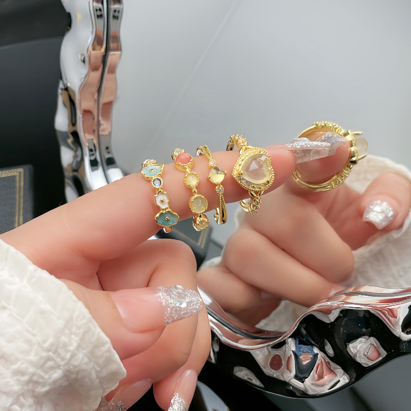 A simple and elegant index finger ring with a touch of high-end style and a heart lace lace opening, a retro layering ring for women full figure