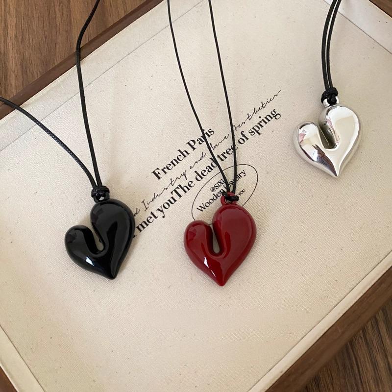 The same heart-shaped necklace as the blogger Reina, a high-end black rope halter sweater chain for women, and a long pendant accessory for spring and summer Specification drawing