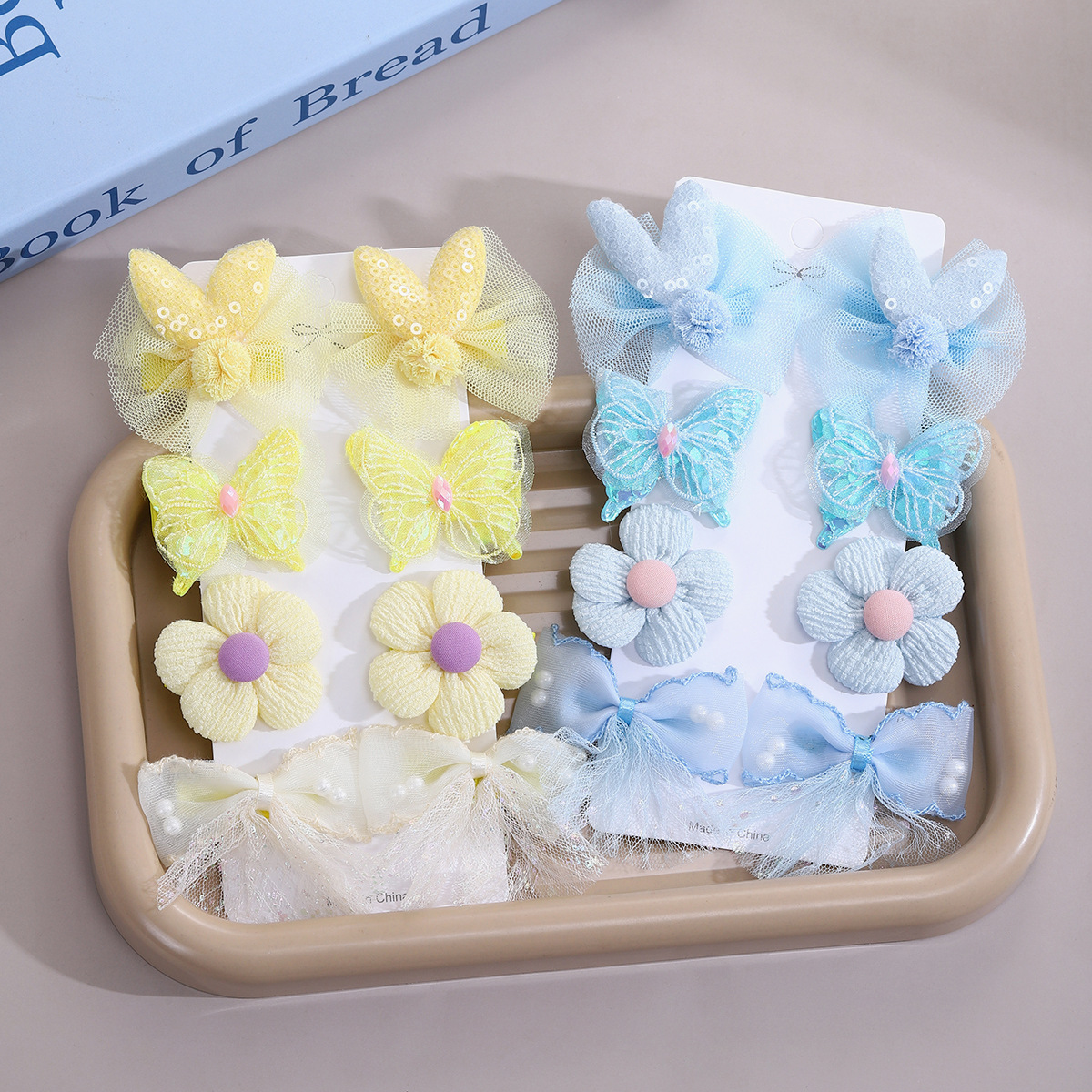 The children's hairpin is super cute with a bow. The baby fabric hairpin won't hurt the hair. The little girl's bangs side clip headwear Application Scenario