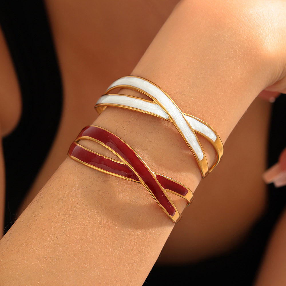 This simple stainless steel bracelet from Europe and America does not fade. It features a cold and elegant ins style with a high-end feel. It is a light luxury open-top jewelry with a heart-shaped oil drip full figure