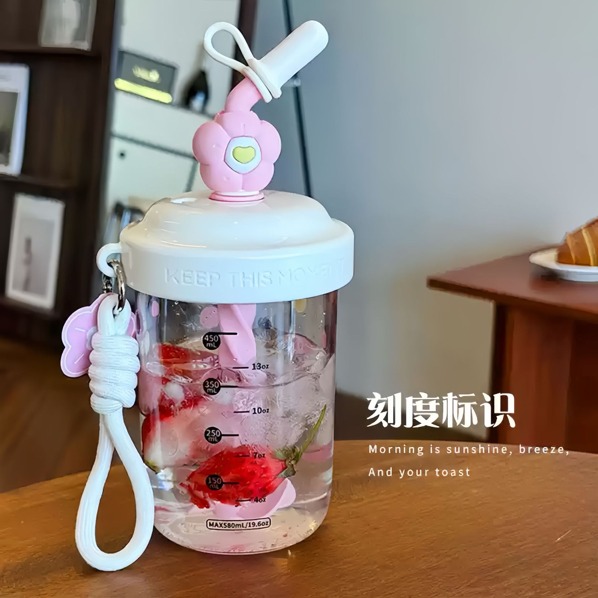 The new cute stirring water cup is compact and portable, with a straw cup and scale. It has a high level of appearance and is a shaker plastic cup Specification drawing