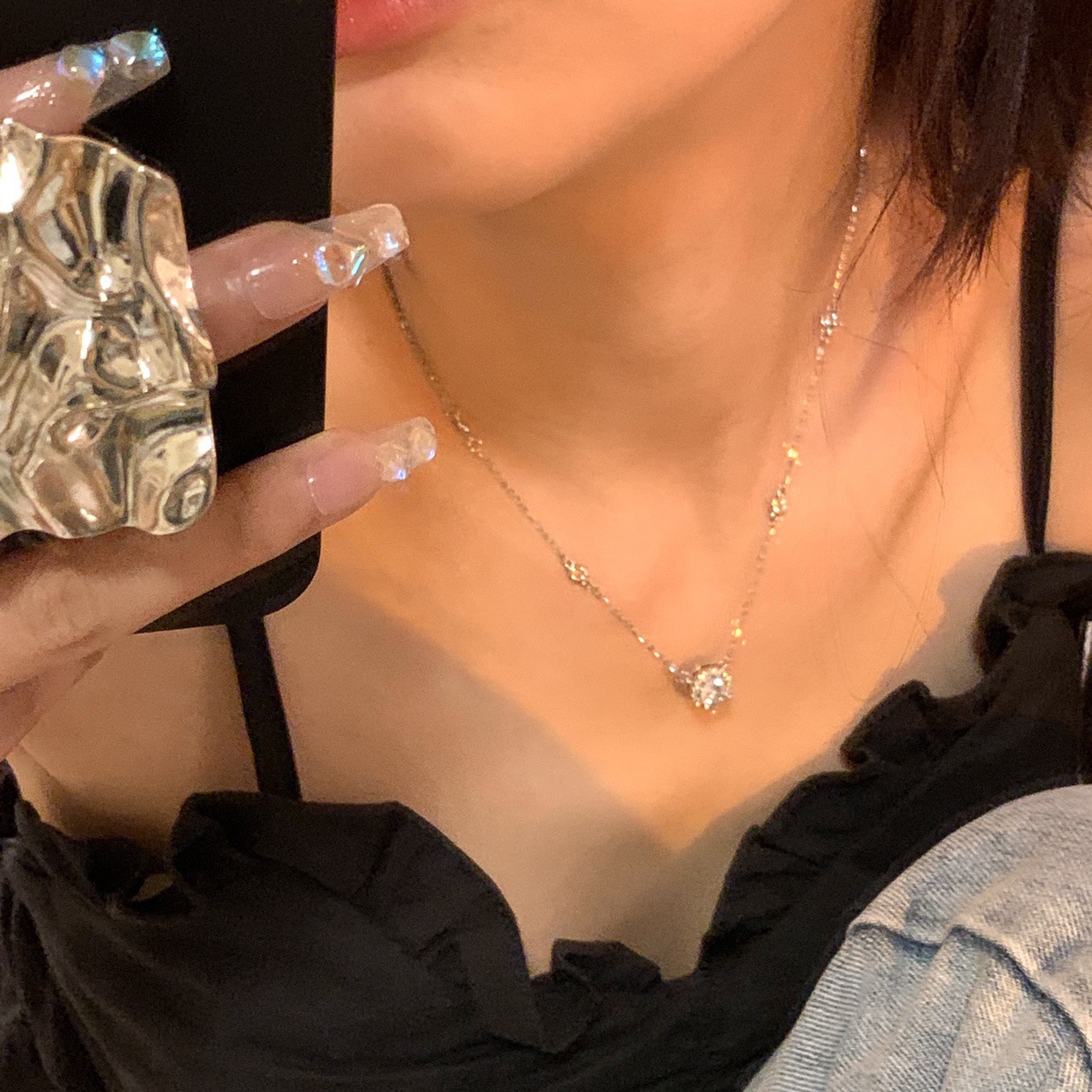 A super flash zircon silver necklace with a high-end feminine touch, a niche design, a trendy and fashionable style, and a cold commuting vibe. It's a collarbone chain Application Scenario