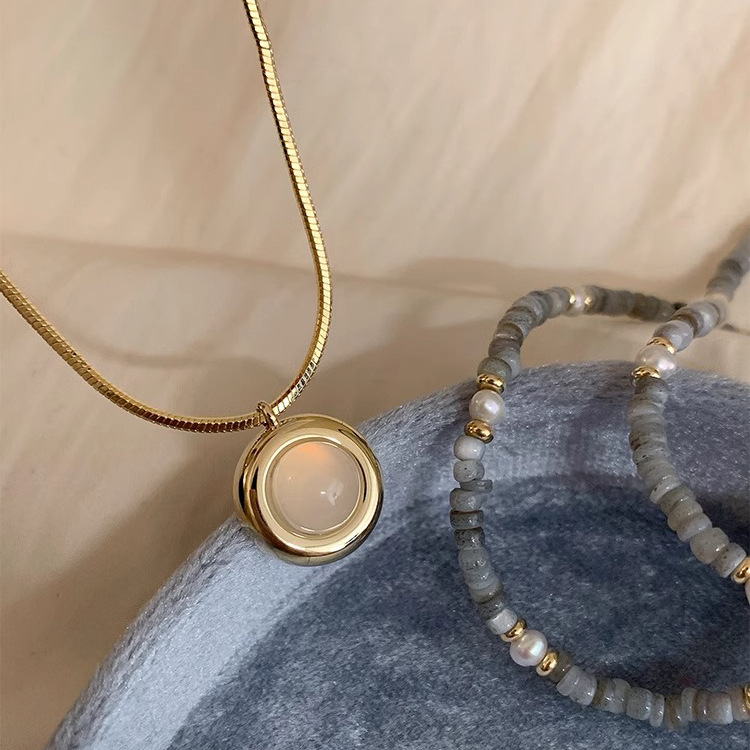 A fresh blue stone beaded stacked necklace with a feminine niche feel, light luxury, elegance and versatility. It's a necklace and collarbone chain Application Scenario