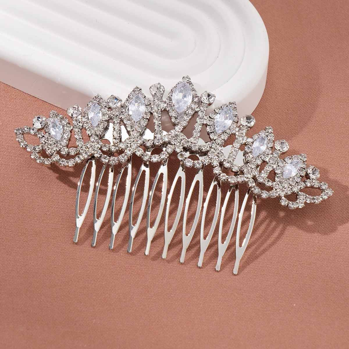 The new European and American crystal zircon hair comb is a versatile daily updo headwear with a fashionable and high-end feel. It is a horse eye zircon broken hair comb Specification drawing