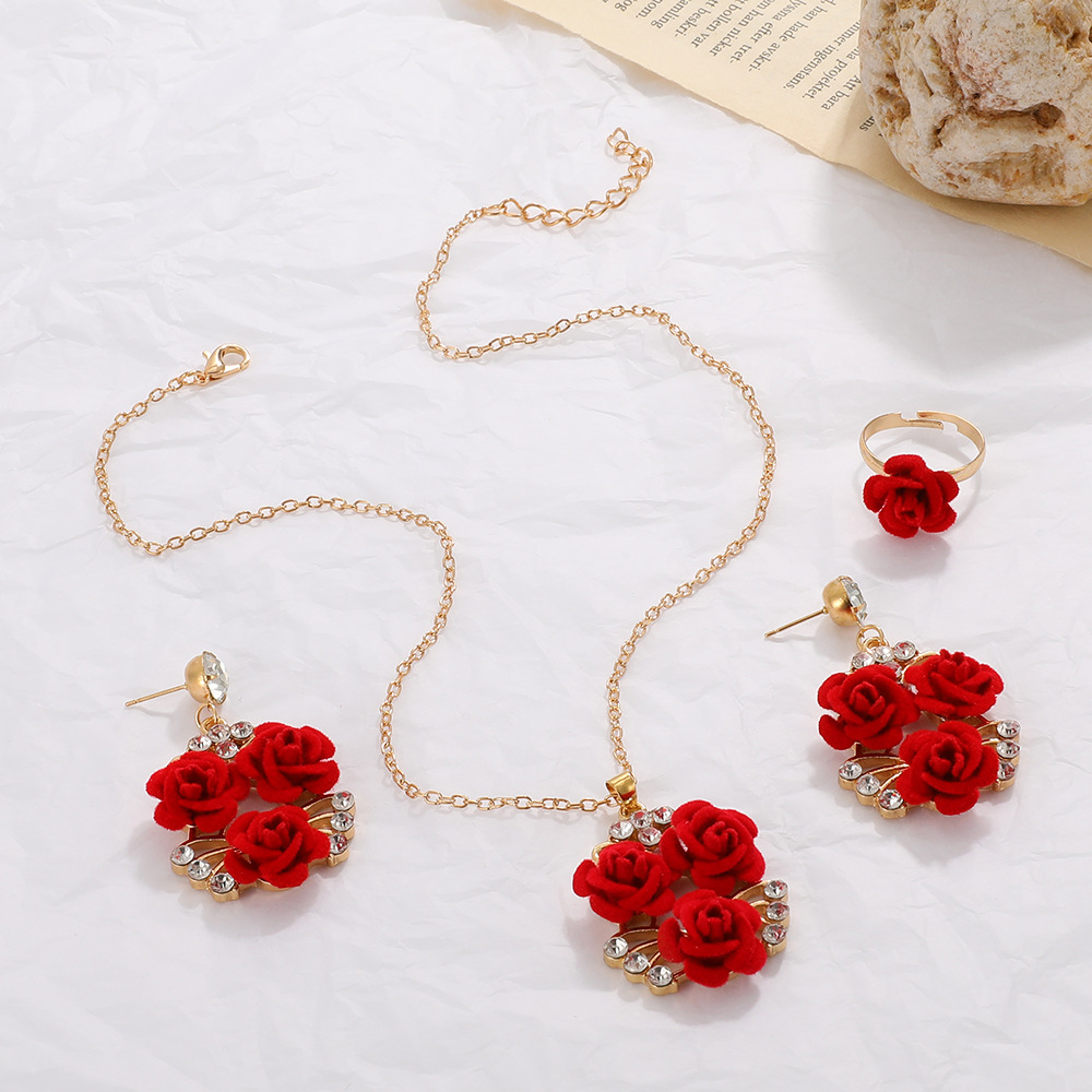 Cross-border European and American rose necklace set, retro and fashionable red rose necklace, earrings, ring, Valentine's Day gift Application Scenario