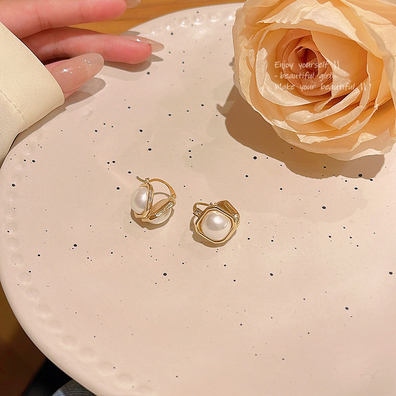 A new minimalist double-sided pearl ear stud accessory from South Korea, featuring a feminine and retro style that exudes an ethereal charm Application Scenario