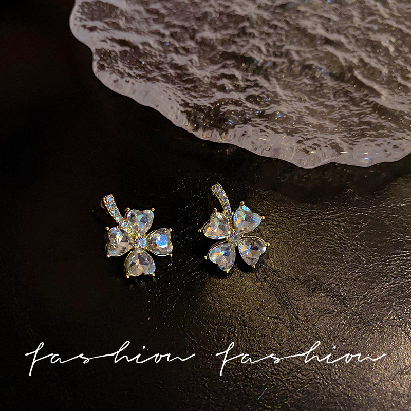 Exquisite and light luxury clover earrings, women's niche design stud earrings, 2023 new trendy and high-end earrings Specification drawing