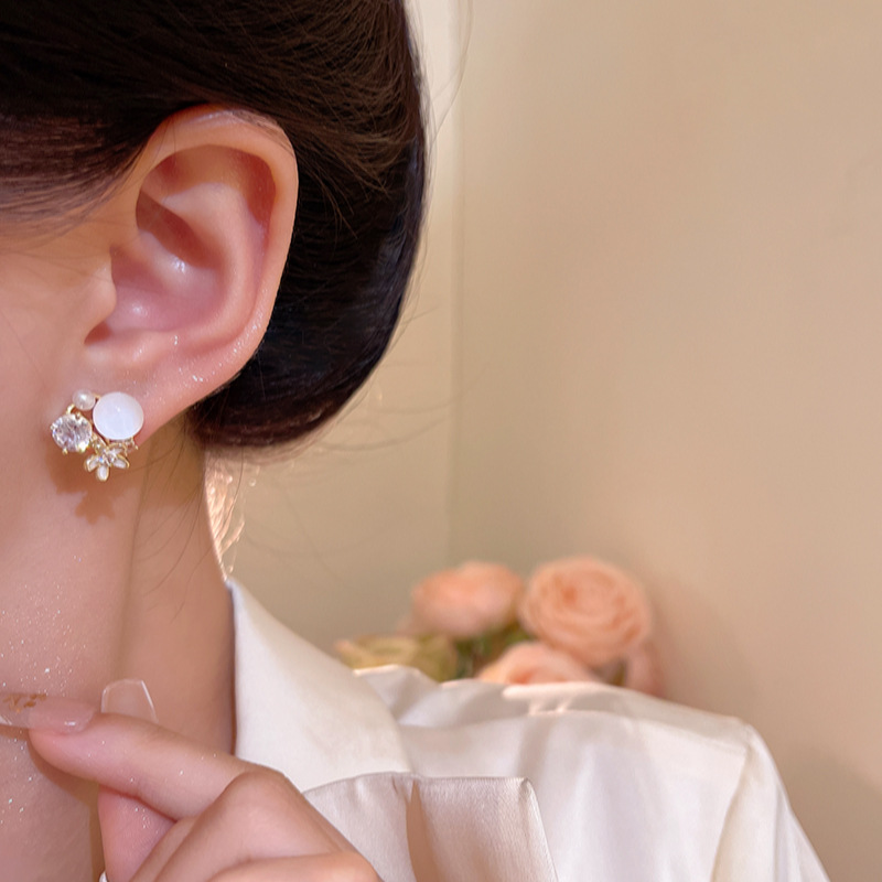 Micro-inlaid zircon pearl flower earrings, a light luxury and niche design for women, exude a sense of sophistication. Cat's eye stone ear studs, a stylish and trendy accessory Application Scenario
