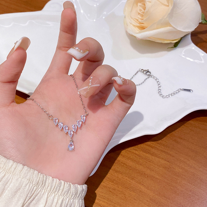 Cold style, high-end design sense, V-shaped zircon titanium steel necklace, women's fashionable and elegant, versatile collarbone chain wholesale full figure