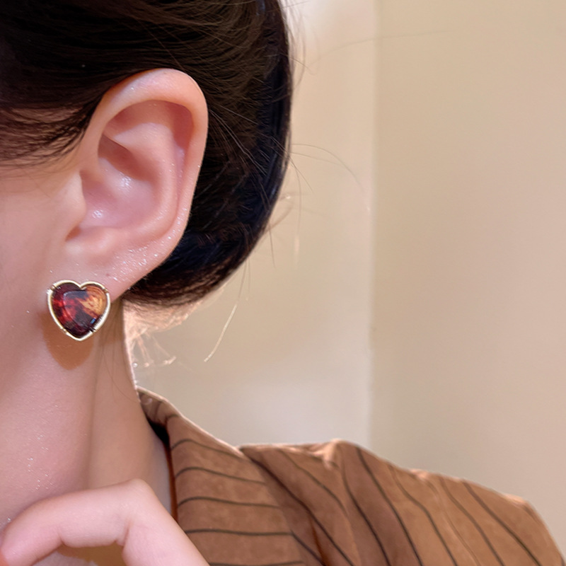 Amber heart-shaped earrings for women, retro, niche and simple heart-shaped stud earrings, high-end, fashionable and individual earrings wholesale Application Scenario