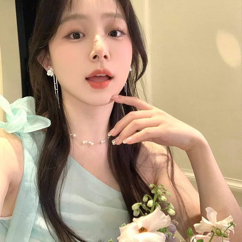 The super ethereal and sweet blue zircon camellia tassel earrings exude a sense of sophistication and elegance for women. The floral stud earrings are popular earrings on the Internet Application Scenario